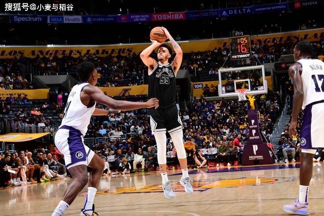 爱游戏- 浓眉哥新星晋级下一阶段表现突出，独行侠前途光明！观众掌声雷动