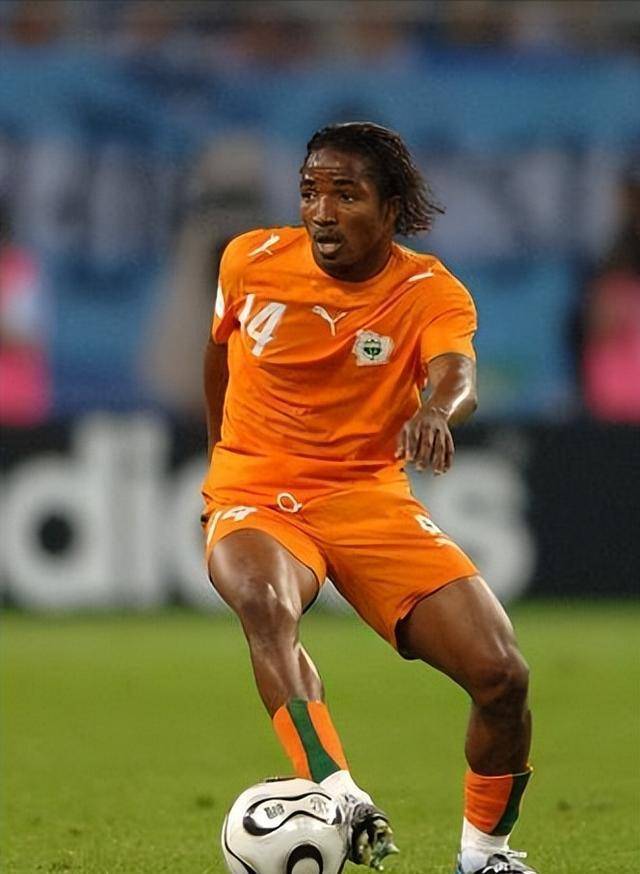 爱游戏体育-包含德罗巴在老鹰比赛中比分优势明显，高光表现引发热议！的词条